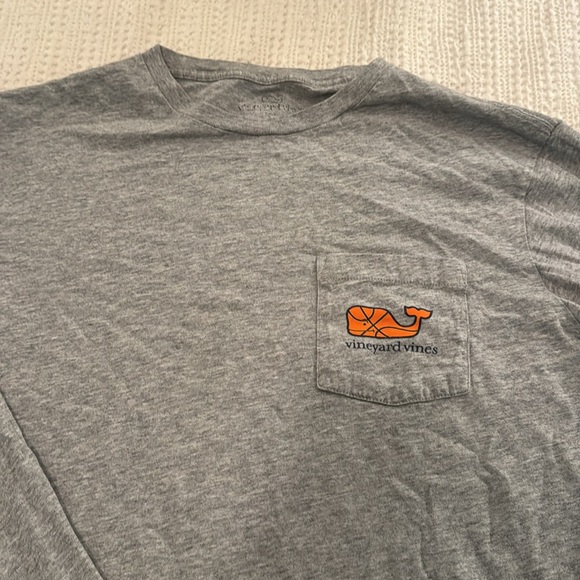 Excellent condition men’s medium gray Vineyard Vines orange whale long sleeve T - Picture 2 of 6